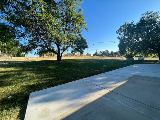 Building Photo - Three Bedroom Two Bathroom Large Garage in...