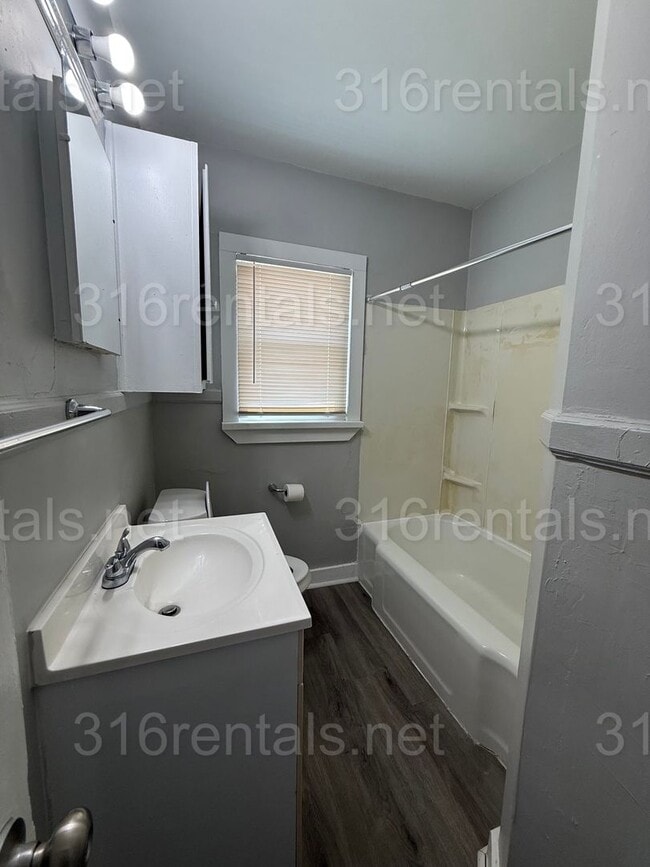 Building Photo - $750 - 2 bed 2 bath - Duplex**FIRST FULL MONTH FREE MOVE IN SPECIAL**