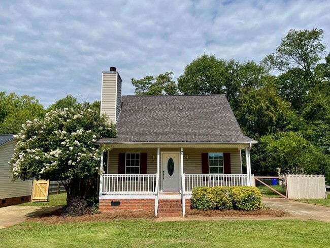 Primary Photo - 3 Bedroom, 2 Bath house with fenced yard!