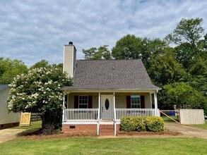 Building Photo - 3 Bedroom, 2 Bath house with fenced yard!