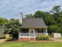 Building Photo - 3 Bedroom, 2 Bath house with fenced yard!