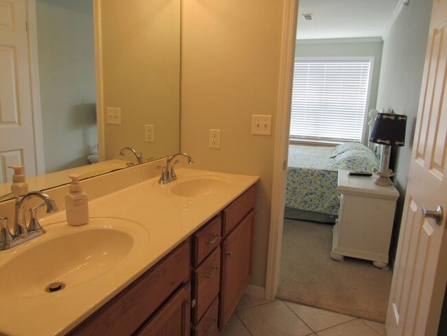 Building Photo - Lakefront 2 bedroom Condo For Rent