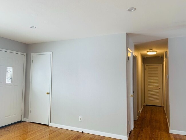 Building Photo - Gorgeous 3 Bedroom Single Family Home!