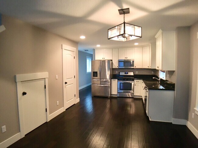 Building Photo - Spacious 3br/3.5ba House with Garage & AC in South Tabor Neighborhood