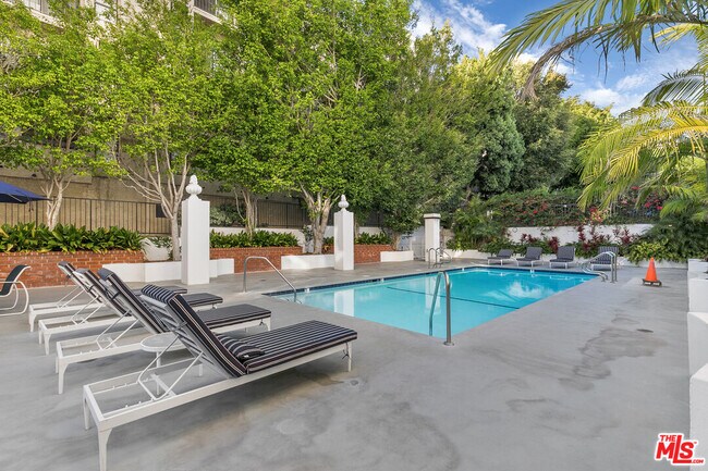 Building Photo - 7135 Hollywood Blvd