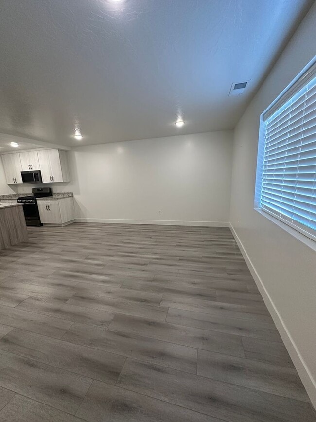 Building Photo - Charming Townhome