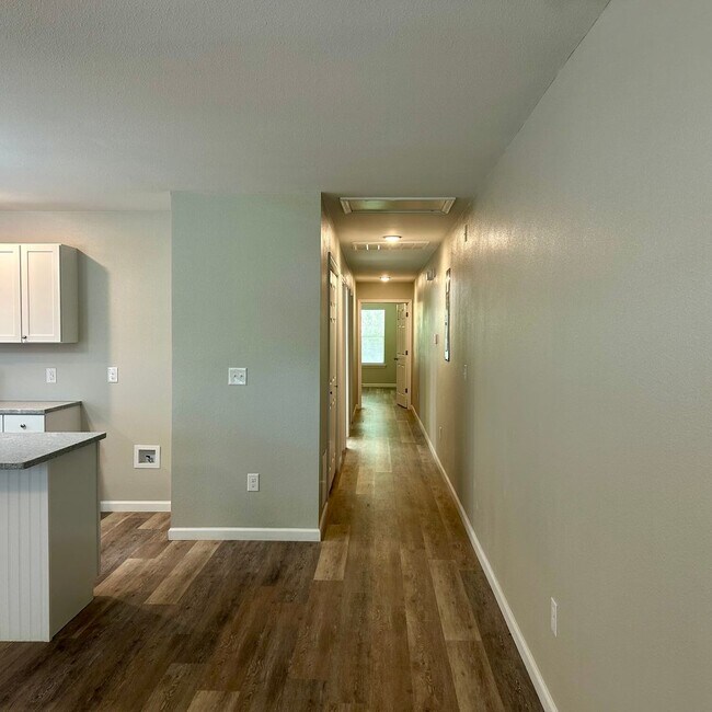 Building Photo - Welcome home to this beautifully designed 3-bedroom, 2 bath half duplex