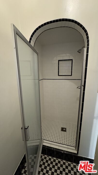 Building Photo - 326 1/2 N Sycamore Ave