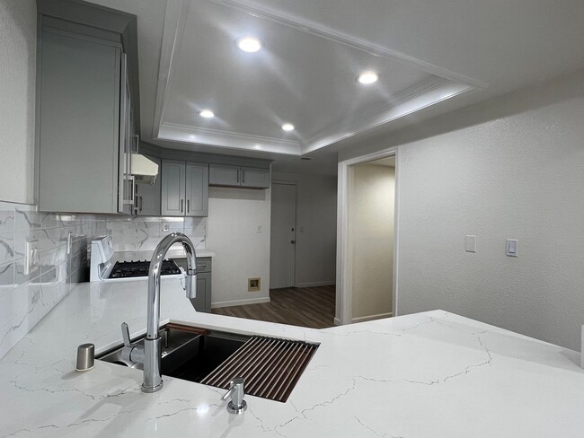 Building Photo - Bright & Spacious 3 Bedroom 2.5 Bath Duet ...