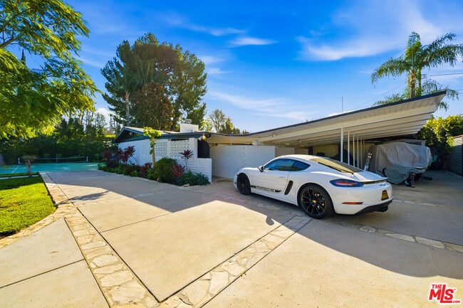 Building Photo - 22428 Victory Blvd