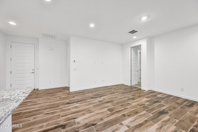 Building Photo - 7574 W Jackrabbit Ln