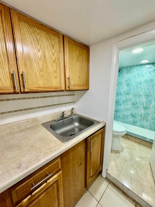 Building Photo - 204 Zabriskie St