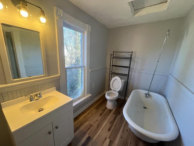 Building Photo - 1106 Early St