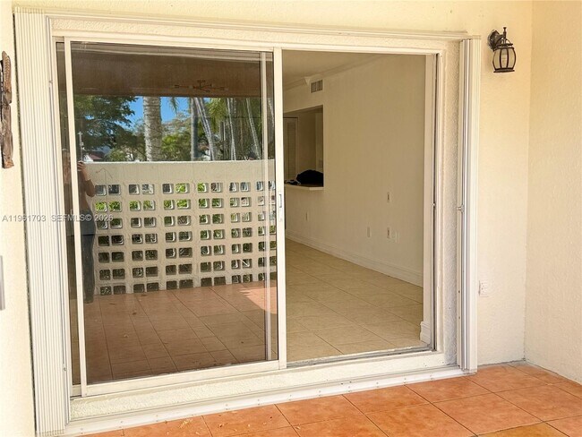 Building Photo - 9725 Fontainebleau Blvd