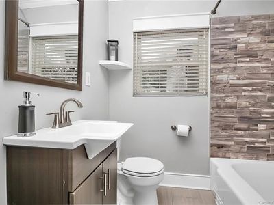 Building Photo - 3419 Country Club Dr