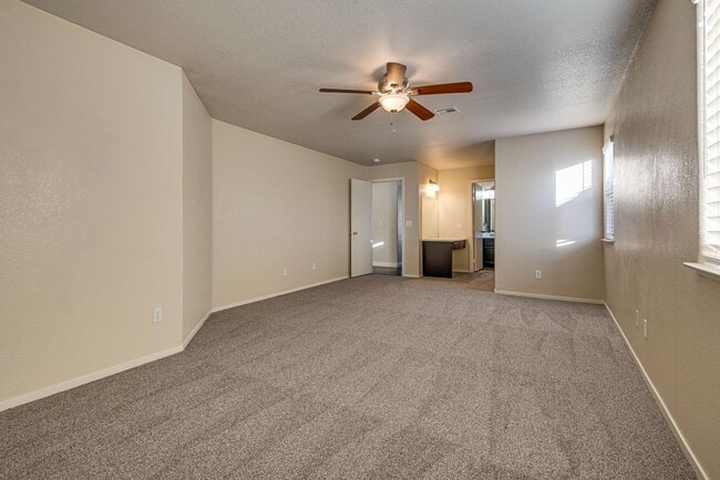 Building Photo - Beautiful 3 Bedroom, 2 Bathroom Townhouse w/ attached 1 Car Garage & Community Pool.