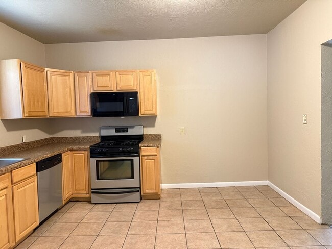 Building Photo - CUTE 3 BDRM 1 bath HOME with garage