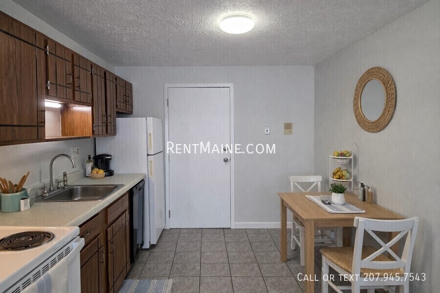 Building Photo - 10 Tall Pines Dr