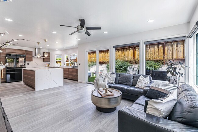 Building Photo - 1835 Cam Estrada