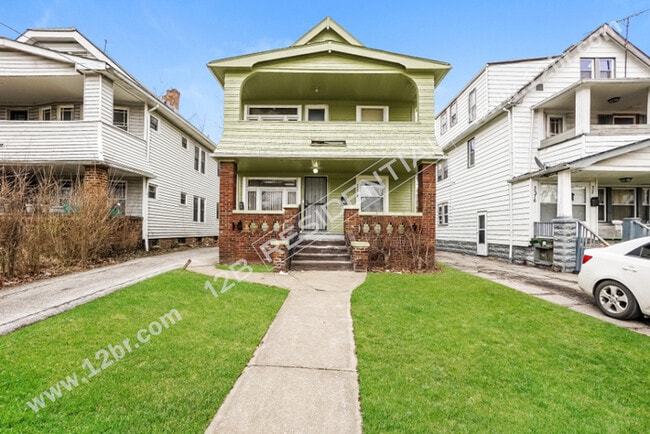 Building Photo - 2-Bedroom Down Unit and Large Kitchen