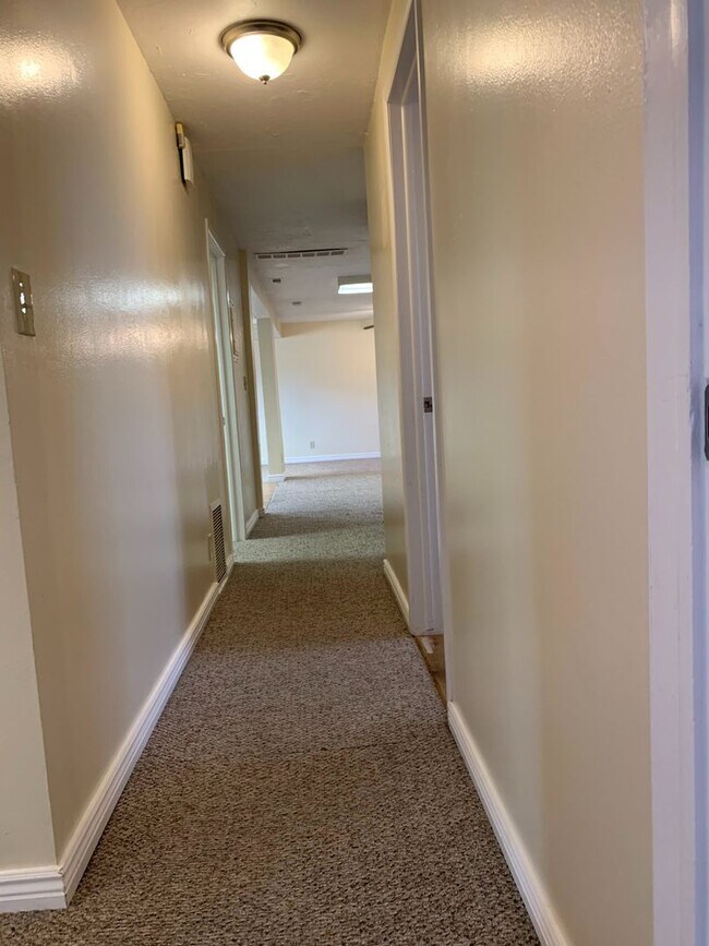 Building Photo - 2 Bedroom/1 Bathroom Duplex in Bluffdale