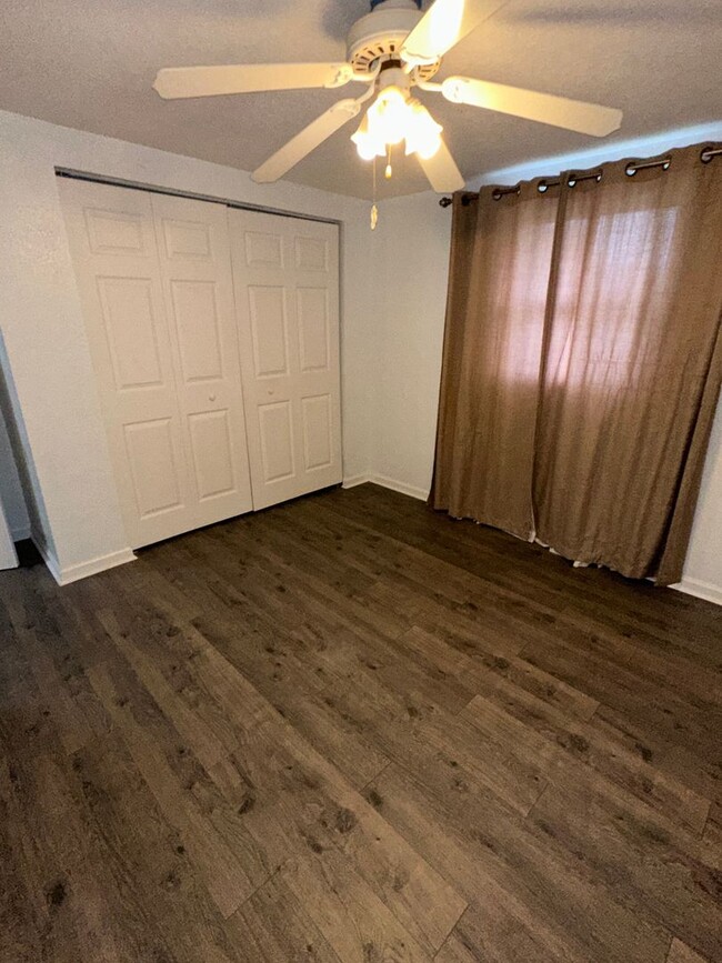 Building Photo - Quaint 2 bedroom 1 bathroom in New Port Ri...