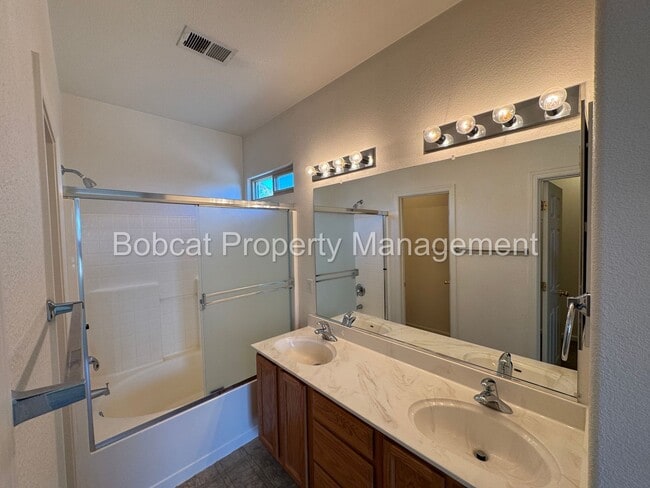 Building Photo - 3 Bedroom, 2 Bathroom Home Located in Dayton