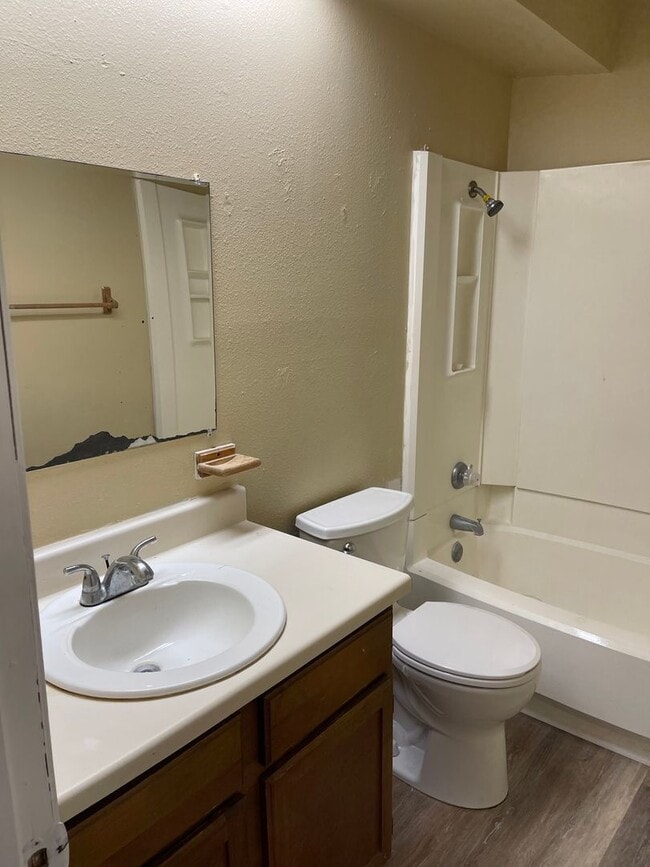 Building Photo - 2410 Capitan Dr