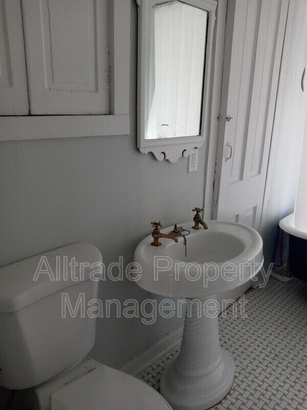 Building Photo - 422 Belgravia Ct