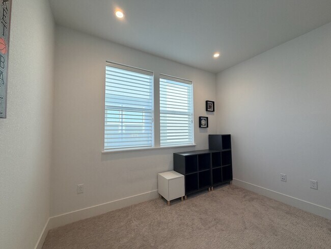 Building Photo - 561 Pilgrim Dr