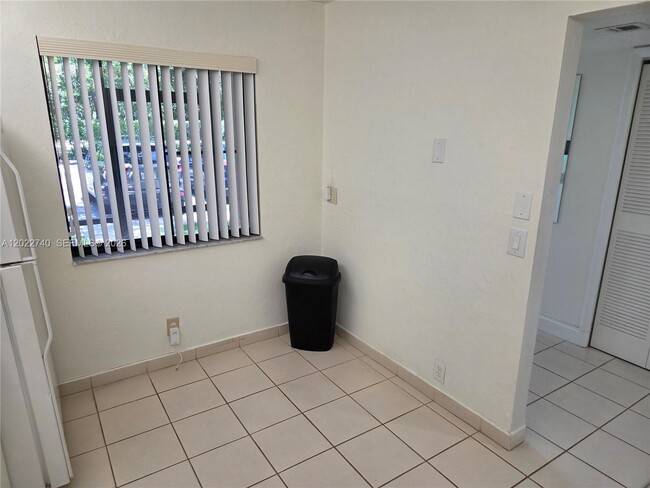 Building Photo - 413 Lakeview Dr