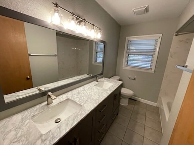 Building Photo - GREAT LOCATION!! Close to Mercy Hospital!