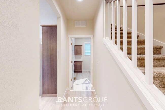 Building Photo - Beautiful Home! Easy JBLM commute!