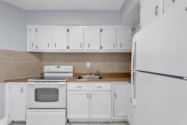 Building Photo - 1635 NE Miami Gardens Dr