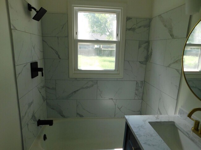 Building Photo - Charming 2 bedroom, 1 bathroom home locate...