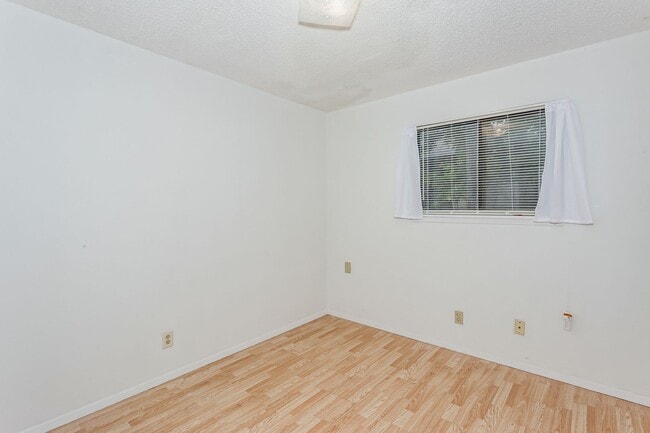 Building Photo - 2 bedroom 1 bath duplex