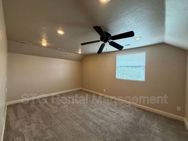 Building Photo - 449 W 500 N