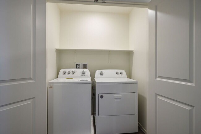 Building Photo - "Charming 3-Bedroom Townhouse with 2.5 Baths in Scenic Las Vegas Locale!"