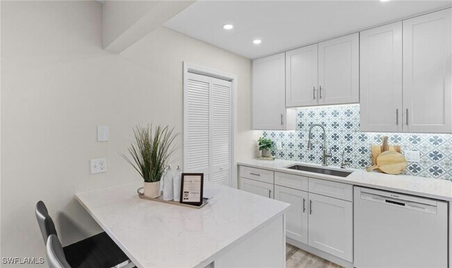 Building Photo - 788 Park Shore Dr