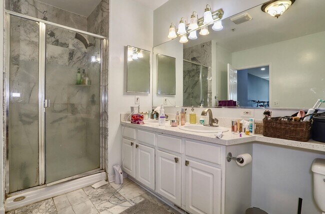 Building Photo - 340 THE Prom