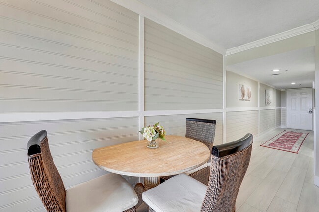 Building Photo - 275 Palm Ave