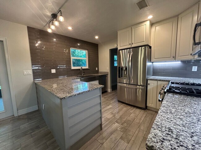 Building Photo - Dream home awaits: stunningly updated 3 be...