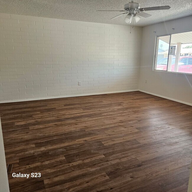Building Photo - 9845 N 105th Dr