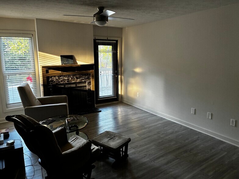 Building Photo - 321 Holcombs Pond Ct