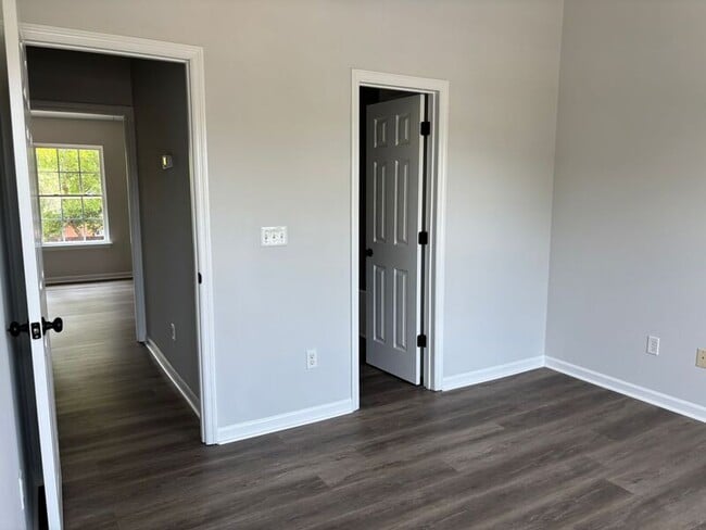 Building Photo - 122 Hornby Cir