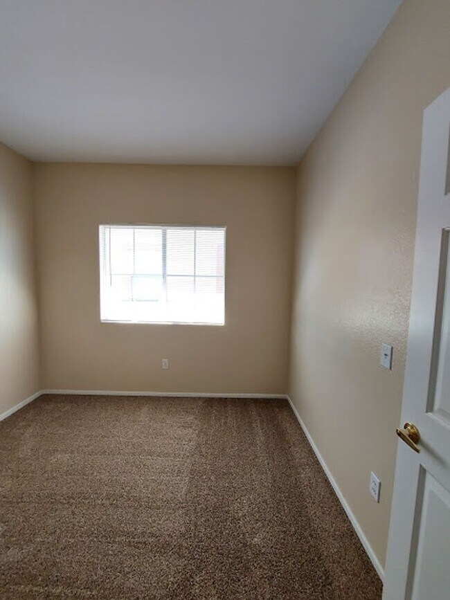 Building Photo - Three bedroom unit on the 2nd floor of gated SE community with pool/spa