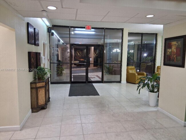 Building Photo - 1100 St Charles Pl