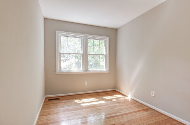 Building Photo - 3 Bedroom 2.5 Bath SFH in Fairfax for Rent!