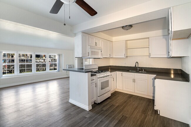 Building Photo - 20326 Saticoy St