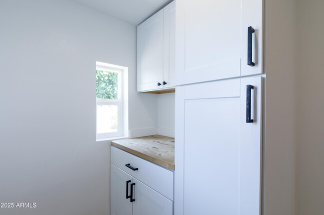 Building Photo - 1028 E Manzanita Dr